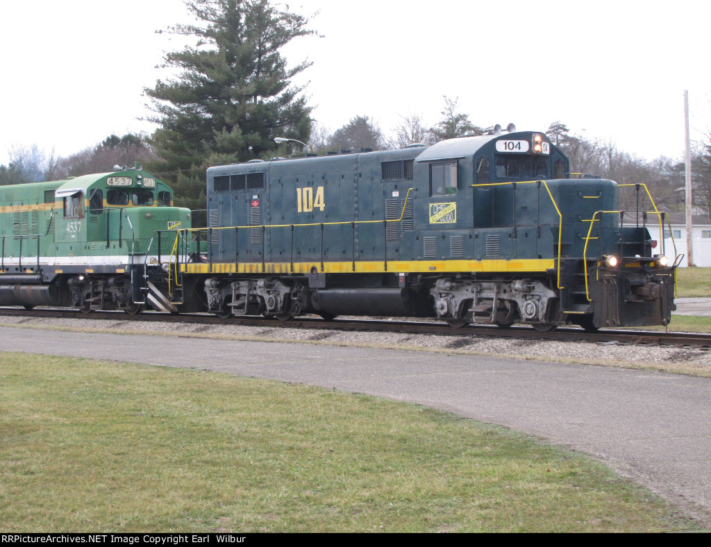 Ohio South Central Railroad (OCSR) 104 & 4537